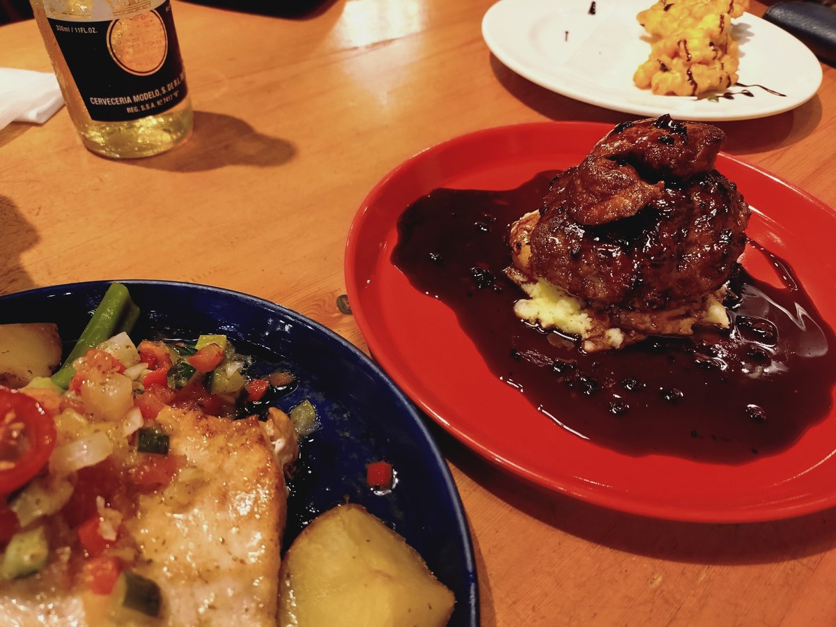noah_plastics's tweet photo. ライブのあと、先輩と打ち上げ🍻
普段食べられないビストロ料理、美味しかった〜🐸🍴
特にメカジキのピストゥソースが絶品だった🐟️
ご馳走様でした🐸🙏 https://t.co/VCjaSECJim