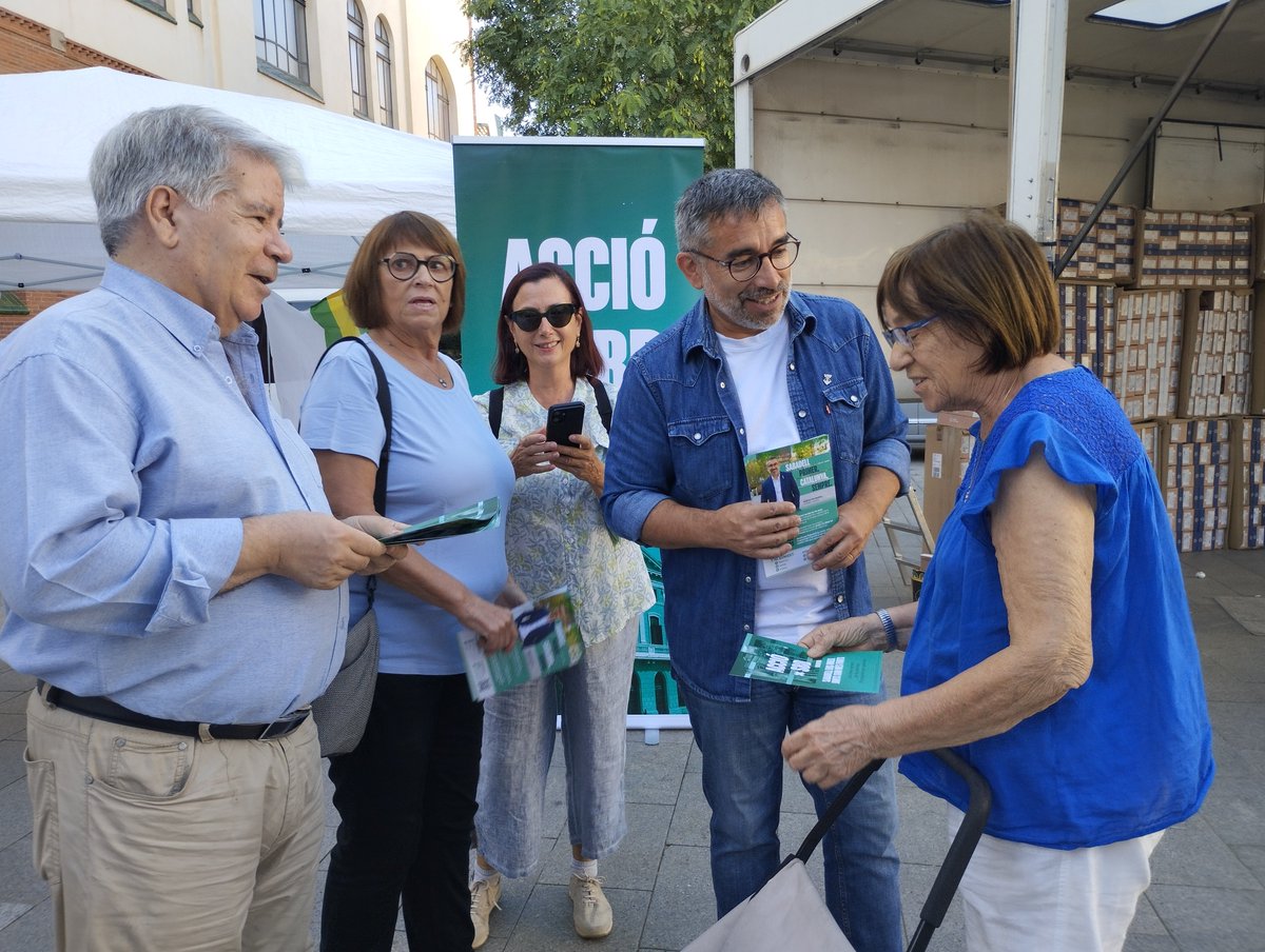 JuntsSabadell's tweet photo. 💪 Avui hem estrenat el curs polític! 

Primera paradeta d'@accio_sbd: "De tu a tu amb el Gabriel".

Hem parlat amb veïns i veïnes, hem explicat la nova coalició d'unitat independentista i l'acollida ha estat boníssima. Gràcies, Sabadell!

Seguim! 👉 #Sabadell #AccióPerSabadell https://t.co/1XuMeGXiyI