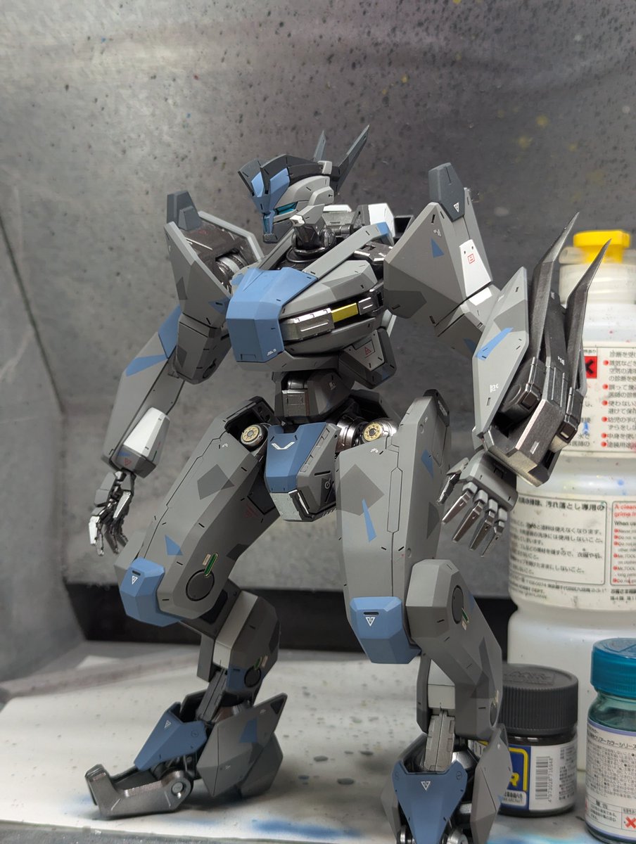 y_button_robo's tweet photo. 不思議なもので、組み上がると粗まみれでもカッコよくは見えてくる😁

しかし顔のリカバリーミスはマズったなぁ😅
今の光沢と艶消しを完全に分けたメリハリは損なわれるが、やはりウェザリングして諸々隠すかぁ💦 https://t.co/EsRemkZpHt