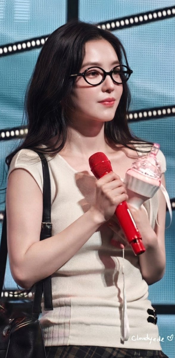 luvjenniebjh's tweet photo. The pretty person in the world with glasses, of course it’s Irene 👓🐰🩷 #IRENE #아이린 https://t.co/KmszDf07S2