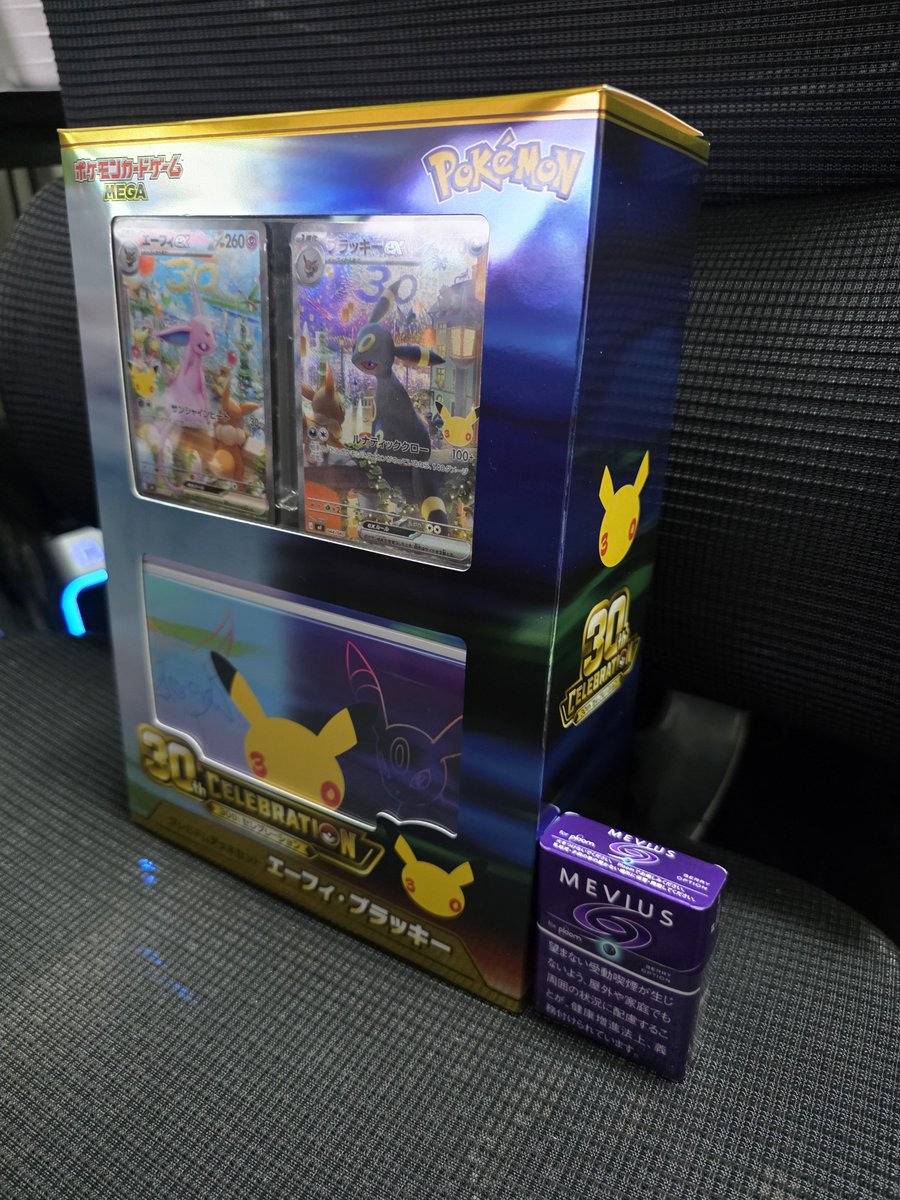 kobako0908's tweet photo. 🎉プレゼントキャンペーン🎉

「30th CELEBRATION プレミアムデッキセット エーフィ・ブラッキー｣

----------------------------
【参加方法】
①@kobako0908をフォロー
②このポストをリポスト＆いいね
③1名様にプレゼント🎁
----------------------------

〆切→9月28日まで
※当選者にはこのアカウントからDM✉️します。

運良く2個入手したんですが、
想像の5倍デカくて保存が難しそうなので1個フォロワーさんにプレゼントします🥰

寝かせようかとも考えましたが綺麗に保存できる自信がない😂
SAR仕様のエーフィとブラッキーが对になってて本当に美しいです✨

送るのに住所が必要になるので
承諾＆DM開放してくれる方のみになります\( 'ω')/

ガチでデカイのでそれだけ覚悟してください
(写真2枚目参照)
 #ポケカ  #ポケモンカード  #30周年  #30thCELEBRATION  #誰でも気軽にリポストしてくださいね  #シルバーウィーク