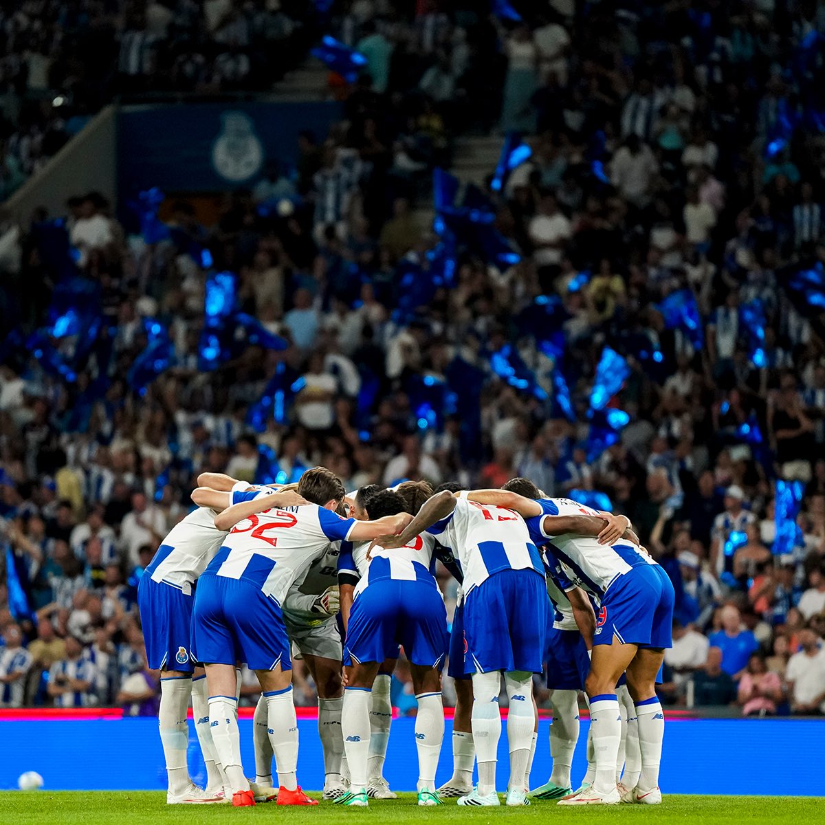 andrevsilva19's tweet photo. Esta equipa, este clube, esta cidade… Há coisas que se sentem de uma forma diferente! Que bonito é ser Porto 💙 https://t.co/uznr3cHic2