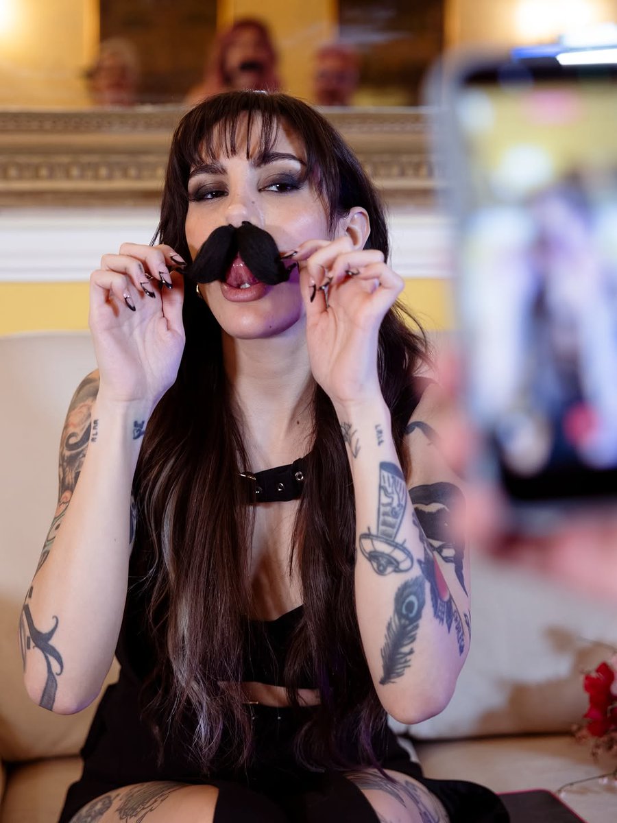 killthecleo7uei's tweet photo. Vale come stai? Vale questo pome cosa fai? Vieni con me o Vale te ne vai?🥸 https://t.co/rku2fUrgWY
