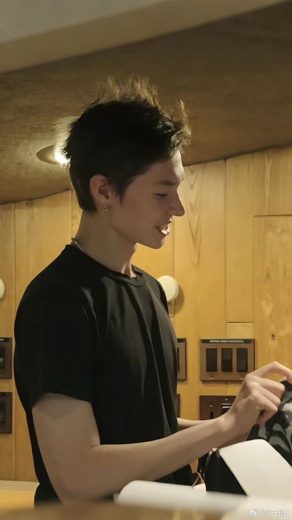 keonhoimupp's tweet photo. bayangin martin black hair….tws gue😭 https://t.co/z7KIvRdQSw