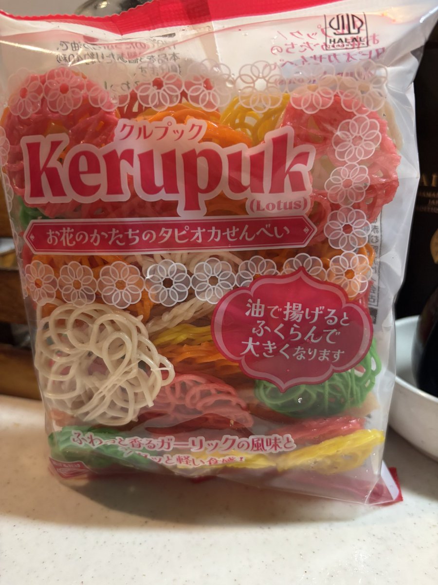 senbatu's tweet photo. 業スーで出会ったド派手な花びらせんべい。ほのかなガーリック味が摘むのにちょうど良いヤツだった。 https://t.co/BI9uxOugB4