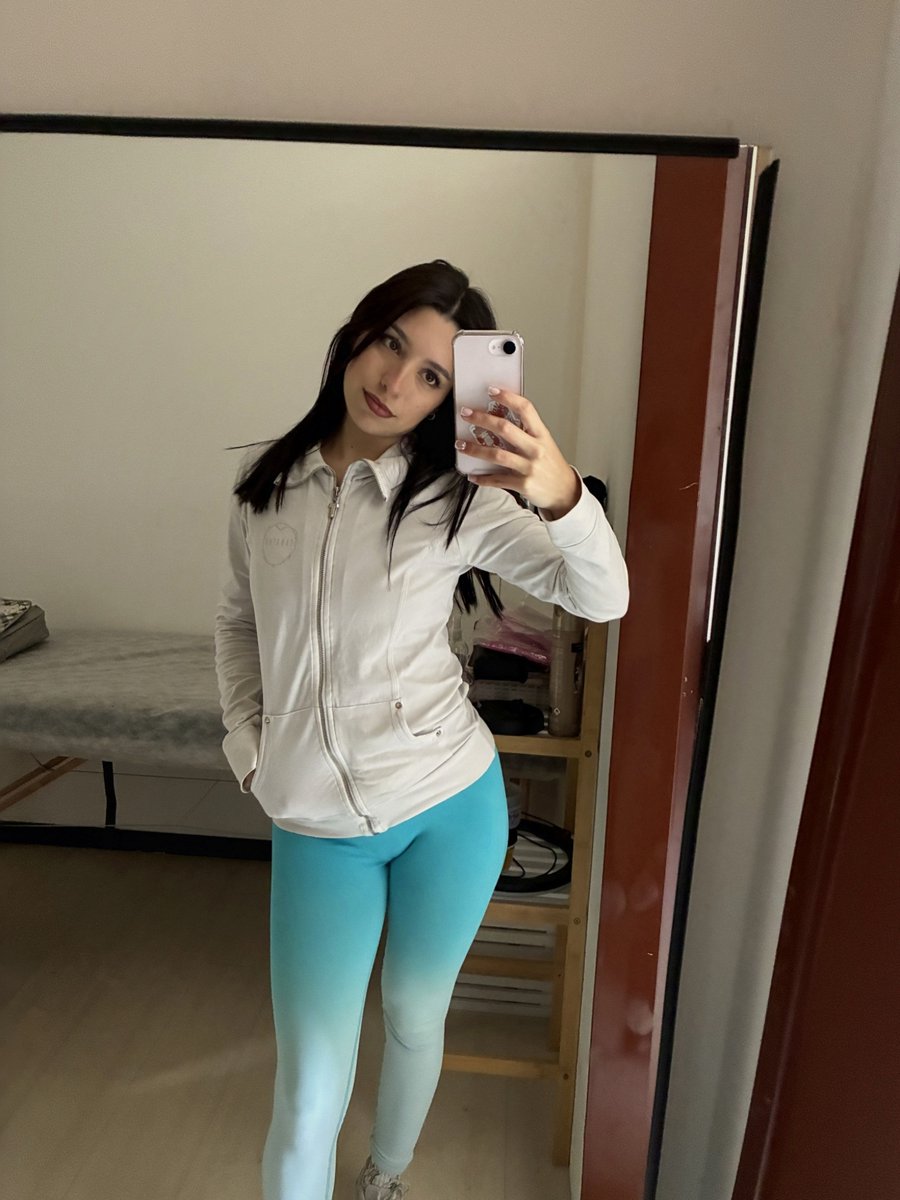 luxemoonie2's tweet photo. just acting a little goofy today 💀 https://t.co/qzIhVjyT8G