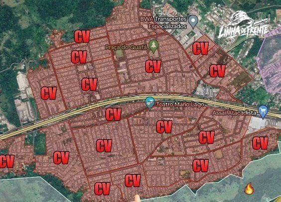 NatividadeMd's tweet photo. 💪🏽🚩 MUDANÇA NO COMANDO DA VILA KENNEDY? INFORMAÇÕES CITAM SAÍDA DE SOMBRÃO 

Segundo informações, Sombrão, apontado como liderança histórica da Vila Kennedy, em Bangu, teria deixado o comando da comunidade após um suposto desgaste com a cúpula do Comando Vermelho (CV).

Maromba ou Gordão, também ligado à história da VK e apontado como integrante da cúpula da facção, teria assumido a liderança local.

Os relatos mencionam ainda possíveis planos de avanço sobre os morros do 48 e Santo André, em áreas sob influência do TCP, em Senador Camará.