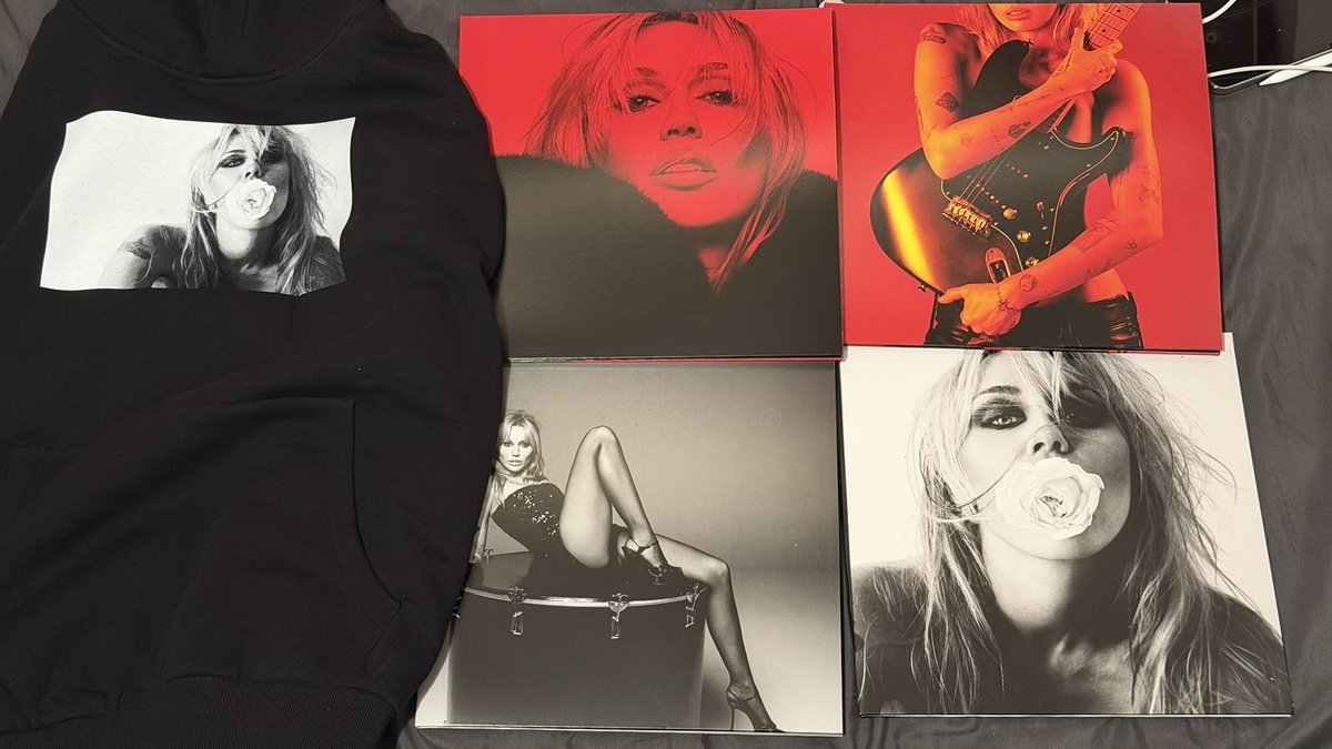 SmileyMileys11's tweet photo. The collection has arrived 🙇🏻 https://t.co/MM3tgvWDht