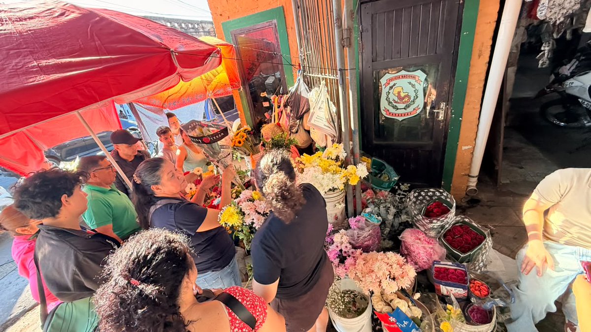 rnpy920am's tweet photo. 🗣️ María Teresa Talavera, florista  
🌻El Mercado Municipal N ° 4 recibe a la #Primavera con la venta de flores 

📷 @bethastevensd https://t.co/9JZokjIYr1