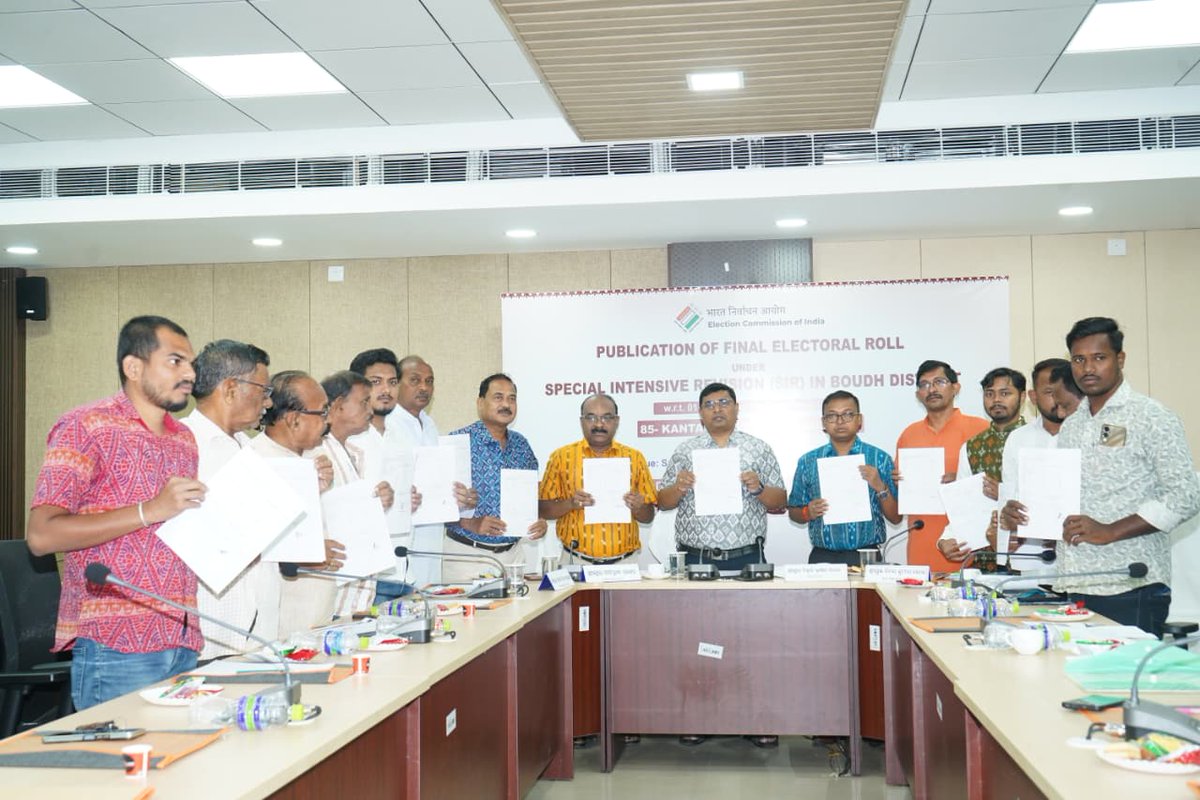 boudhelection's tweet photo. Publication of Final Electoral Roll under SIR-2026 in Boudh district by DEO-cum-Collector, Boudh and EROs in the presence of representatives of political parties. A press meet was also held.
One copy each of the electoral rolls was handed over to the political parties. https://t.co/sDatyCuN5s