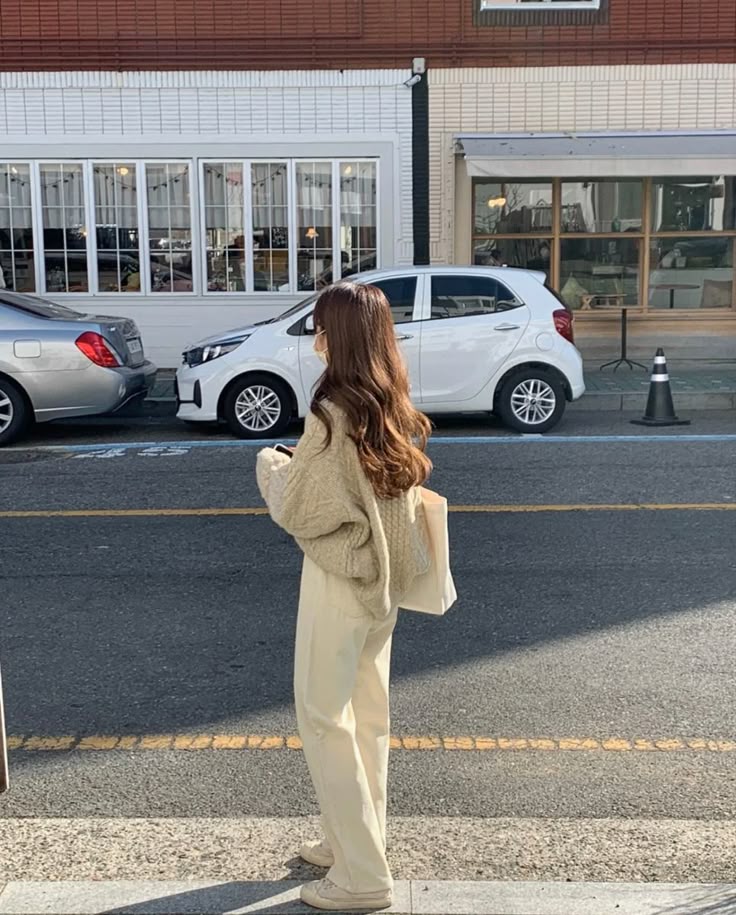 nana_code_korea's tweet photo. 淡色ワントーンコーデが可愛すぎて、GRLのプチプラで再現してみた🤍オートミールのケーブルニット×アイボリーのストレートパンツ。白を少しずつ違う色味で重ねると、淡色だけでものっぺり見えにくい🧺バッグとスニーカーまで淡色でそろえれば、送迎や買い物でも動きやすい韓国オンニ風コーデに🫶 https://t.co/4IWIYNn7oi