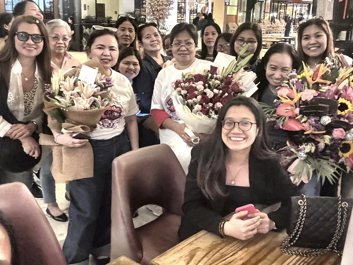 AnalynG73's tweet photo. Thanks to KD Society for the beautiful flowers for KD and Tash
and happy to meet and greet
Atasha's fans too!💙🫶

#KDEstrada #KAYDETS
#WhatMoreKD https://t.co/5toCseyb3H