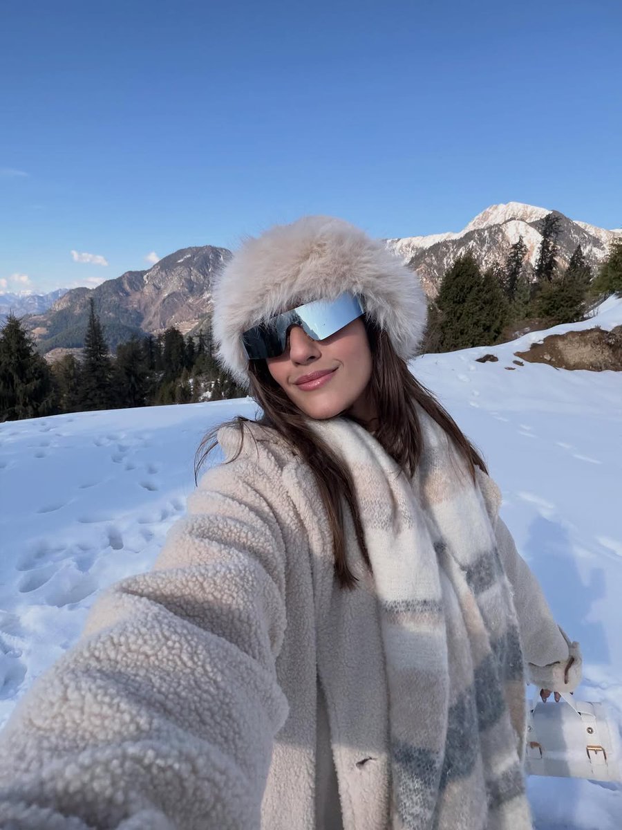 kavyathapar20's tweet photo. I think I deserve to be a polar bear. Last slide tak dekhna warna maarungi 🤍

Beautiful day w  🤗 https://t.co/zVcoJvPzBB
