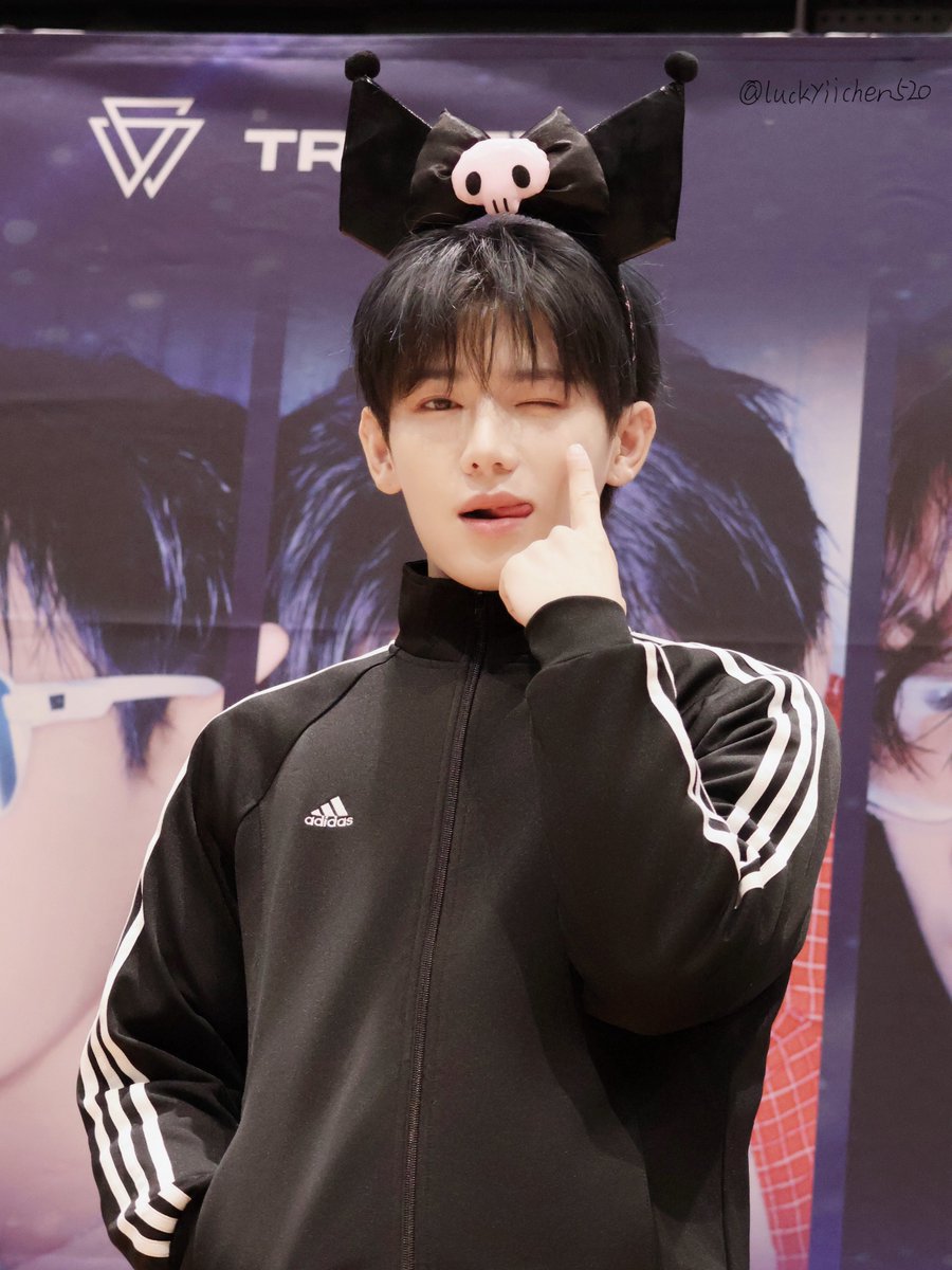 icheni_luv's tweet photo. RT @luckyiichen520: Kuromi🖤˚⋆⚡︎ .

#이첸 #YICHEN #MODYSSEY
#모디세이 #イチェン #亦辰 https://t.co/P9lWwgciU4