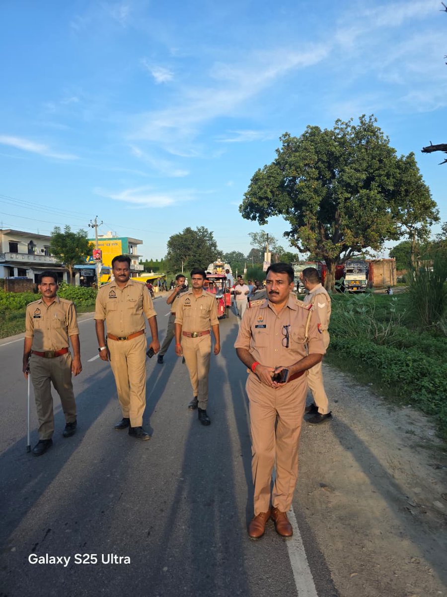 sultanpurpolice's tweet photo. #Sp_Str श्री विनीत जायसवाल के निर्देशन में जनपद सुलतानपुर पुलिस द्वारा आगामी त्यौहारों के दृष्टिगत शांति एवं कानून-व्यवस्था बनाए रखने हेतु अपने-अपने थाना क्षेत्रों में प्रमुख बाजारों, मुख्य मार्गों एवं संवेदनशील स्थानों पर पैदल गश्त की गई।  
#UPPolice https://t.co/5r2pqtBq3P