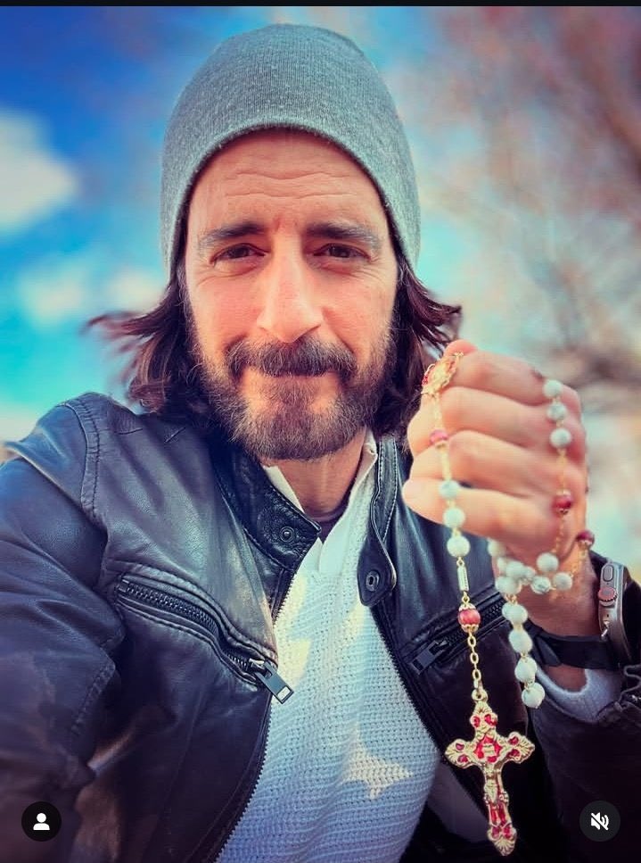 ancuevasm's tweet photo. El Rosario parece demasiado sencillo para cambiar una vida. Hasta que entiendes qué ocurre cada vez que recorres una de sus cuentas.

Jonathan Roumie, el actor que interpreta a Jesús en The Chosen, ha contado que durante los rodajes llevaba siempre un Rosario consigo y que, cuando necesitaba apartarse, se retiraba a rezar. 

También ha rezado públicamente el Rosario y la Coronilla de la Divina Misericordia. 

El Rosario no es magia ni superstición. Es una escuela de contemplación.

Mientras repites las oraciones, recorres el Evangelio: la Encarnación, la Cruz, la Resurrección...

No se trata simplemente de repetir palabras. Se trata de volver una y otra vez la mirada hacia Cristo.

En un mundo que dispersa nuestra atención constantemente, el Rosario nos obliga a detenernos, contemplar y recordar qué es realmente importante.

Quizá por eso sigue siendo tan poderoso después de siglos.

Cada cuenta te devuelve a una verdad sencilla: Cristo debe volver a ocupar el centro. 

🙏✝️