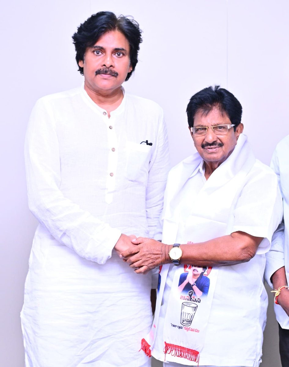 PrasannaNalle's tweet photo. *జనసేనలోకి ప్రత్తిపాడు మాజీ శాసన సభ్యులు శ్రీ వరుపుల సుబ్బారావు*

• కండువా కప్పి సాదరంగా పార్టీలోకి ఆహ్వానించిన శ్రీ పవన్ కళ్యాణ్ గారు
• పెద్దాపురం, ప్రత్తిపాడు, జగ్గంపేట నియోజకవర్గాల నుంచి వైసీపీ నేతలు భారీగా జనసేనలో చేరికలు

@JanaSenaParty @PawanKalyan https://t.co/iAtaQtjYj4