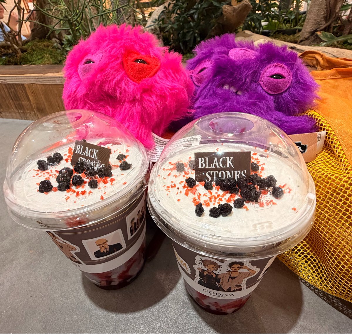takami1102's tweet photo. 秋田帰省3日目ーーーっ
友達とGODIVA×NANAしてきたーっ！！
かんわいいしうんまっ！！
あとおそろのラブライナーっ
あと秋田HMVにぶっ��びな祭グッズ売ってた😭😭😭😭😭💕 https://t.co/wz2CkkErMP