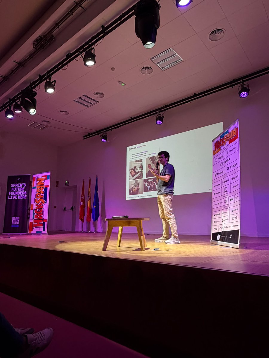 martinsimonr's tweet photo. Este finde en @hackspain26 he visto más claro que nunca que en España tenemos talento de sobra para construir empresas legendarias.

Desde @THEKER_ai quisimos plantear un reto abierto y lo más exigente posible para que cada equipo pudiera llevar su ambición tan lejos como quisiera, y de ahí salieron proyectos que nos dejaron alucinados por todo lo que consiguieron construir en apenas 36h.

Además de los que ganaron el track (enhorabuena a DreamTeamV2!), otros 2 equipos de los 5 que llegaron a la final salieron de nuestro reto, y uno de ellos acabó ganando el premio general de 5000€ (@maferlab).

Lo mejor, sin duda, ha sido poder pasar estos días conociéndoos, compartiendo ideas y viendo de primera mano las ganas y el talento que tenéis.

Como dijimos al presentar nuestro reto: pensad todavía más en grande y atreveos a atacar los problemas más difíciles, porque tenemos todo lo necesario para crear compañías que cambien el mundo desde aquí y hacer que sea la gente de fuera la que quiera venir, no al revés.

Enhorabuena a los +300 que participasteis y gracias enormes a @GuliMoreno, @disamdev, @mrloldev, @dumenac y a todo el equipo de @hackspain26 por montar algo así!