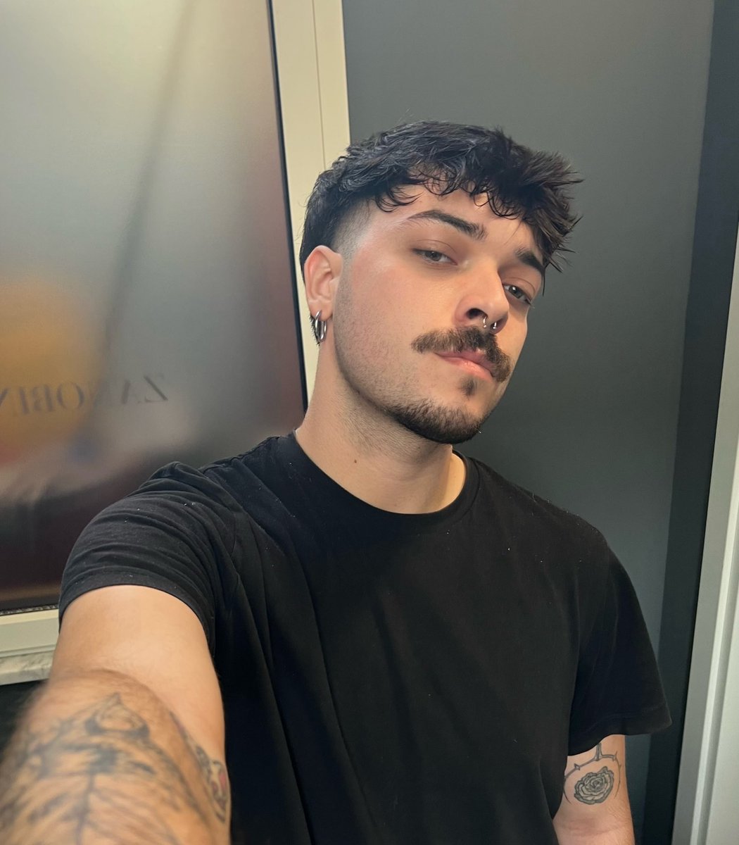 Aranshio97's tweet photo. Così disperato che a breve aprirò onlyfans https://t.co/dOr7LAnz05