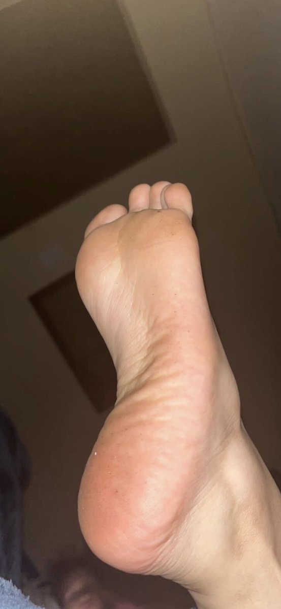 DeesseSoumayaa's tweet photo. J’adore forcer un soumis à sentir mes pieds qui puent !
#stinkyfeet #smellyfeet #footfetishism https://t.co/RLD9LM6Q5K