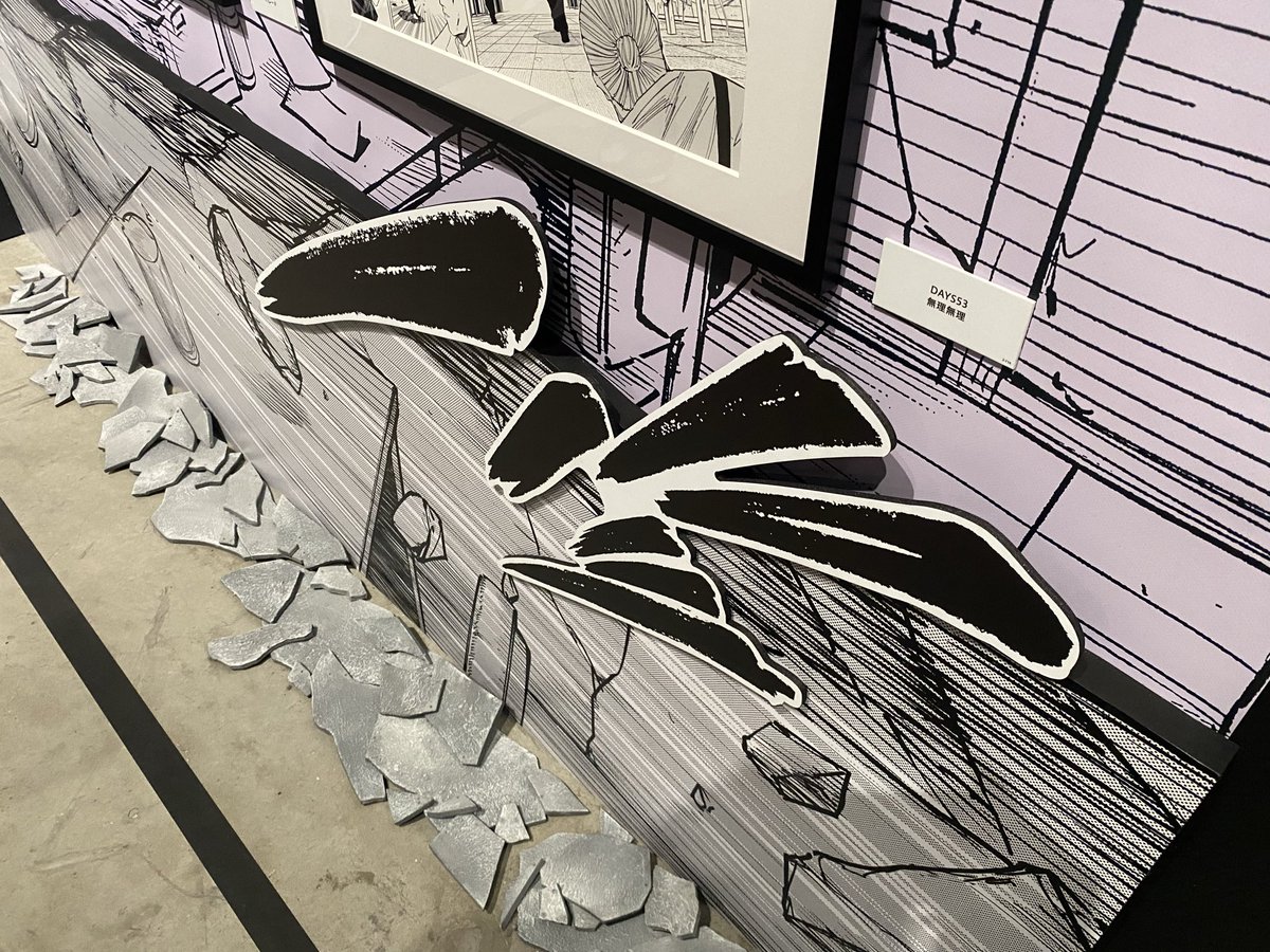 JAROsuke's tweet photo. 9月に入ってからはサカモトデイズの原画展に終了滑り込みでみてきた。作品特性を活かした展示造作の作り込みがすごくてちょっと圧倒されちゃったんだよな…コマから飛び出したかのように瓦礫やガラスが下に落ちていたり、額ぶち破って戦闘の凄まじさを表現したり…展示物のボリュームも多くて見応え◎ https://t.co/BBMBdS4rs6