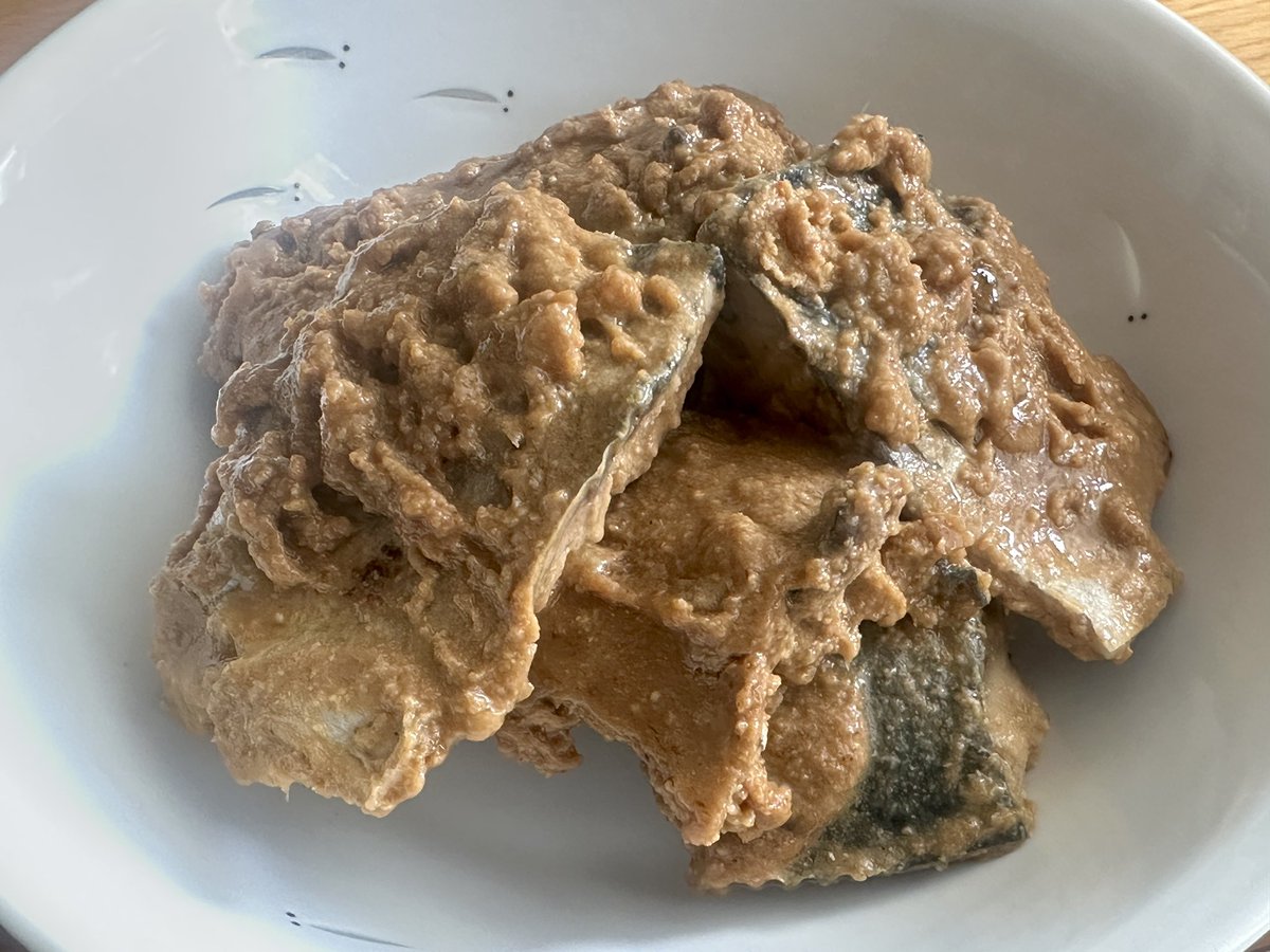 suimitsu2024's tweet photo. 母から食べ物がどっさり届きました。
「ちらし寿司作ったので送るよ」と言われてたのですが開封すると他にも栗ご飯、鯖の糠炊き、鰯の南蛮漬け、自家製梅干し、自家製出汁入り味噌、自家製柴漬け、日本酒などなど。
「昭和の母親の中身だわ」とメモが入ってたけど、昭和最高です❣️ https://t.co/RHT4pHkakw