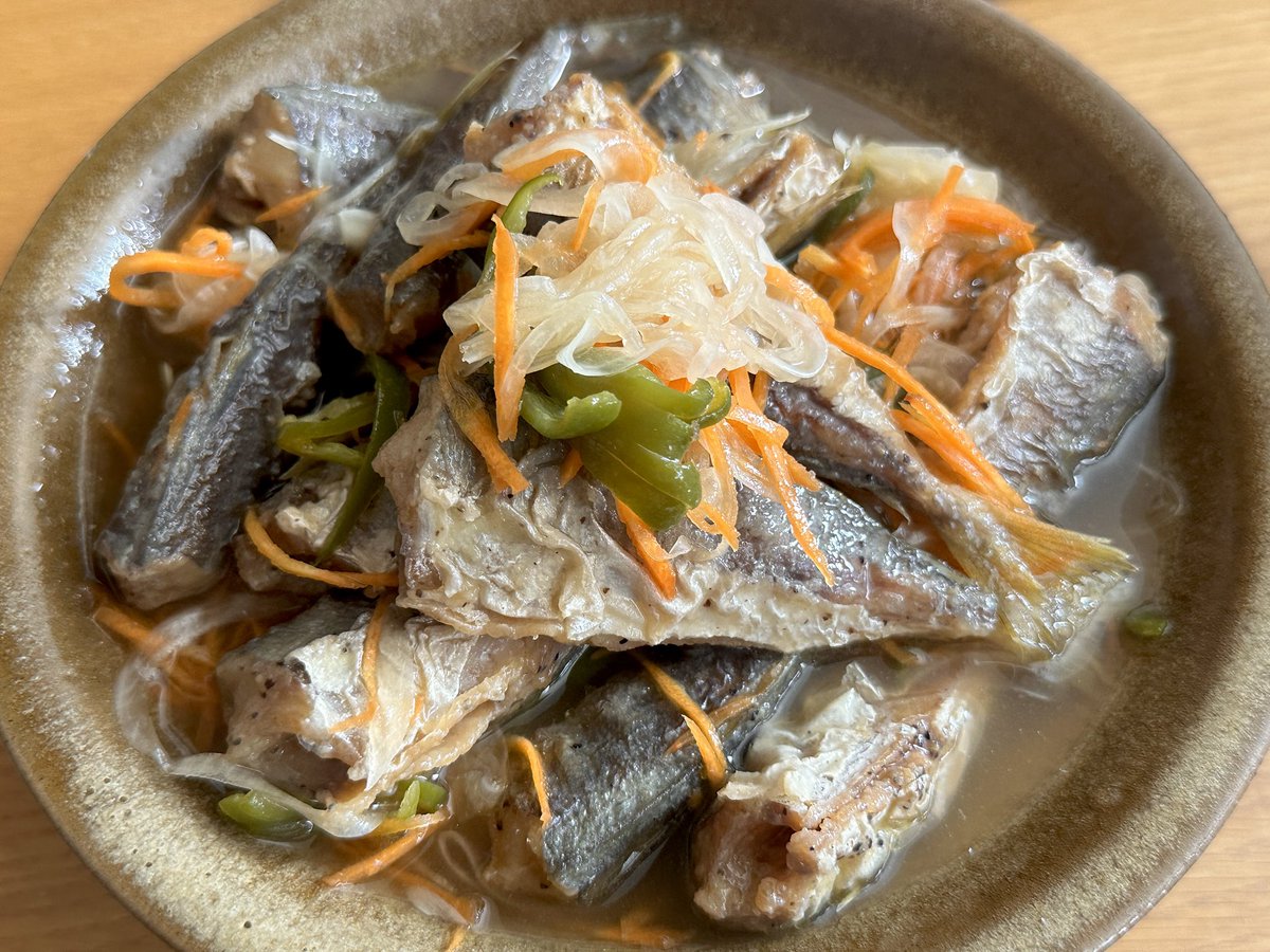 suimitsu2024's tweet photo. 母から食べ物がどっさり届きました。
「ちらし寿司作ったので送るよ」と言われてたのですが開封すると他にも栗ご飯、鯖の糠炊き、鰯の南蛮漬け、自家製梅干し、自家製出汁入り味噌、自家製柴漬け、日本酒などなど。
「昭和の母親の中身だわ」とメモが入ってたけど、昭和最高です❣️ https://t.co/RHT4pHkakw