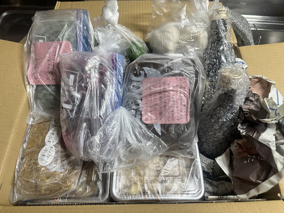 suimitsu2024's tweet photo. 母から食べ物がどっさり届きました。
「ちらし寿司作ったので送るよ」と言われてたのですが開封すると他にも栗ご飯、鯖の糠炊き、鰯の南蛮漬け、自家製梅干し、自家製出汁入り味噌、自家製柴漬け、日本酒などなど。
「昭和の母親の中身だわ」とメモが入ってたけど、昭和最高です❣️ https://t.co/RHT4pHkakw
