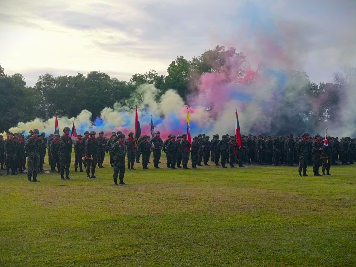 ftc_omega's tweet photo. En San José del Guaviare, los soldados del tercer contingente de 2026 de la Fuerza de Despliegue Rápido N.º 11 del @COL_EJERCITO recibieron sus armas durante una ceremonia militar realizada en el campo de paradas de la Brigada de Selva N.º 22.

Acompañados por sus familias, seres queridos y comandantes, vivieron un momento significativo que marca el inicio de su etapa de instrucción y servicio la patria. 🇨🇴

#PatriaHonorLealtad