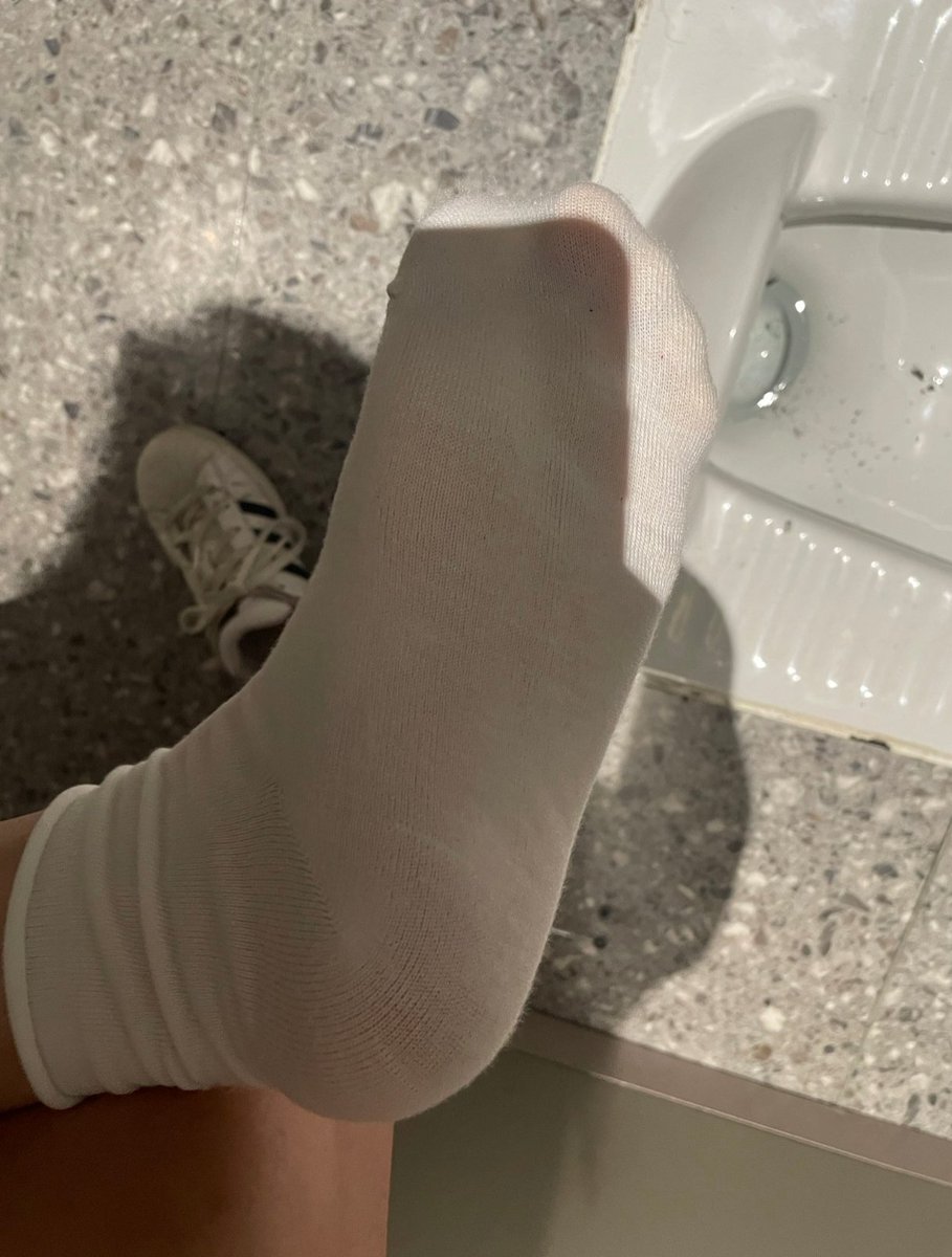 _20180223_'s tweet photo. 卫生间都是脚臭味 #脚 #重口 #汗脚 #棉袜 https://t.co/2yRYbvoV9K