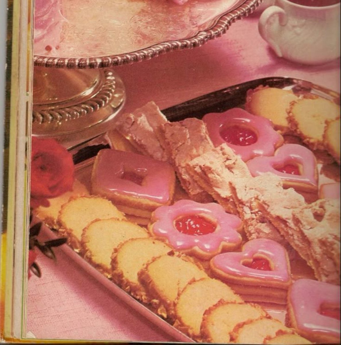 burthdaycake21's tweet photo. top sonhos de criança:
-ter um pote cheio de biscoitos decorados na minha casa https://t.co/ITw0FnEkJS