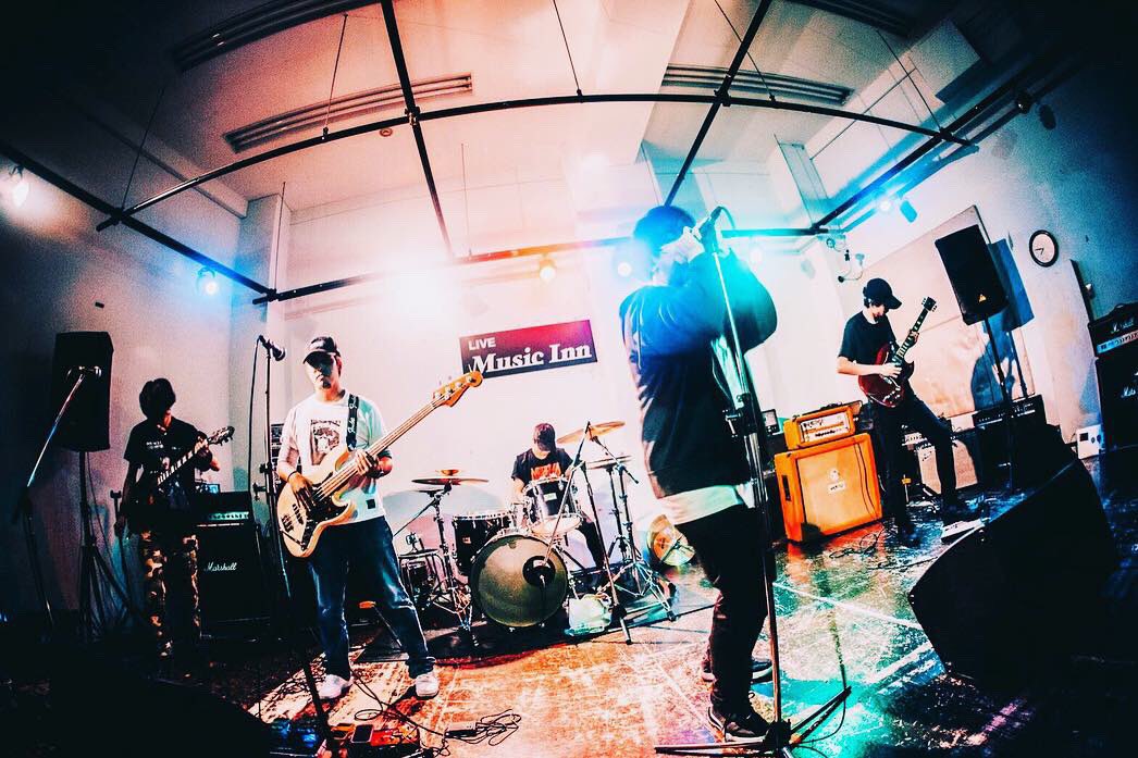 ptp_guitar0904's tweet photo. 漸く、本当に漸く、正規メンバーが全員揃います。
この5人で人前でライブするのは2019年ぶりです。
色んなすれ違いもありながら結局みんな戻ってくるんだからもうバカぁ
正真正銘完全体のBounce out innocence、11/28からまた新たな歴史を作っていくのでよろしくお願いします！！！！！
ぜひ観に来て。 https://t.co/WeXB16MagL