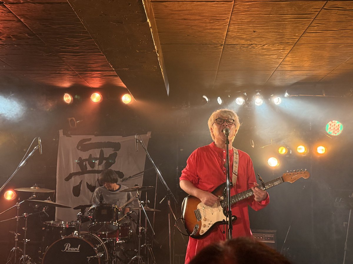 deruderubouzzz's tweet photo. はやぶさジョーンズさんのレコ発イベントへ❗️
あまりにも自然に心の隙間を埋め尽くし躍らせてくれるバンドさん達
たまらなかったな✨
#はやぶさジョーンズ
#夜ハ短シ
#THESPATSMAN
#ローリングサンダー https://t.co/HDZw5ZNSTn