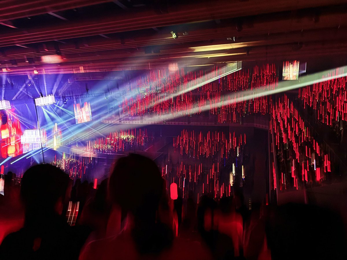 7mp_0831's tweet photo. 【1枚目】9/19公演　4階席最後列　
【2枚目】9/20昼公演　アリーナBブロ
【3枚目】9/20夜公演　4階席後ろから5列目

こうやってみるとホールと違ってアリーナは広いなーって思った。ちなみに撮影可能の時オーラスは北山くんあんま見えてないw制作開放席だったと思うことにしてるwww https://t.co/NepPz2XbGH