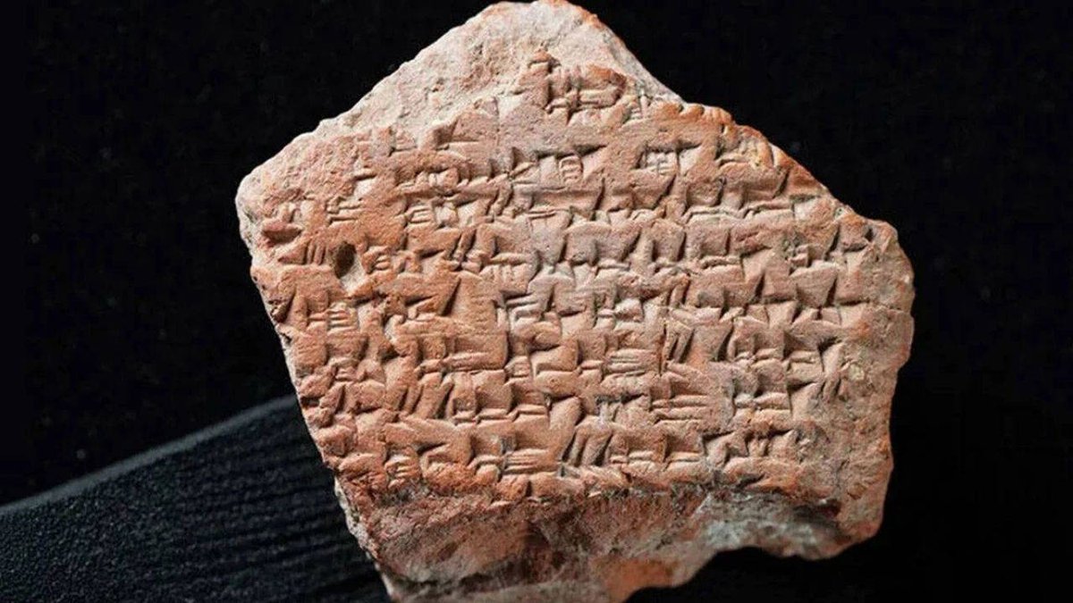 SergenCirkin's tweet photo. Kadeş barış antlaşmasına ait yeni bir tablet parçası keşfedildi... Çorum Hattuşa kazılarında bulunan parça, Mısır ve Hatti ülkelerinden kaçan kişilerden söz ediyor ve bu kişilerin evlerinin tahrip edilmemesine ilişkin ifadeler içeriyor... https://t.co/hAha5yX5Fg