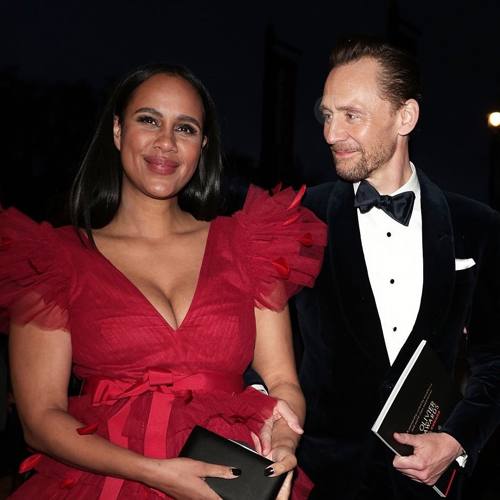 Belizahiddles's tweet photo. 90% das fotos do tom hiddleston com a zawe, não importa a posição, ele está olhando pra ela com cara de apaixonado como se não acreditasse que ela está com ele, meninas não aceitem menos que isso do seu homem https://t.co/DNEcRULDRX