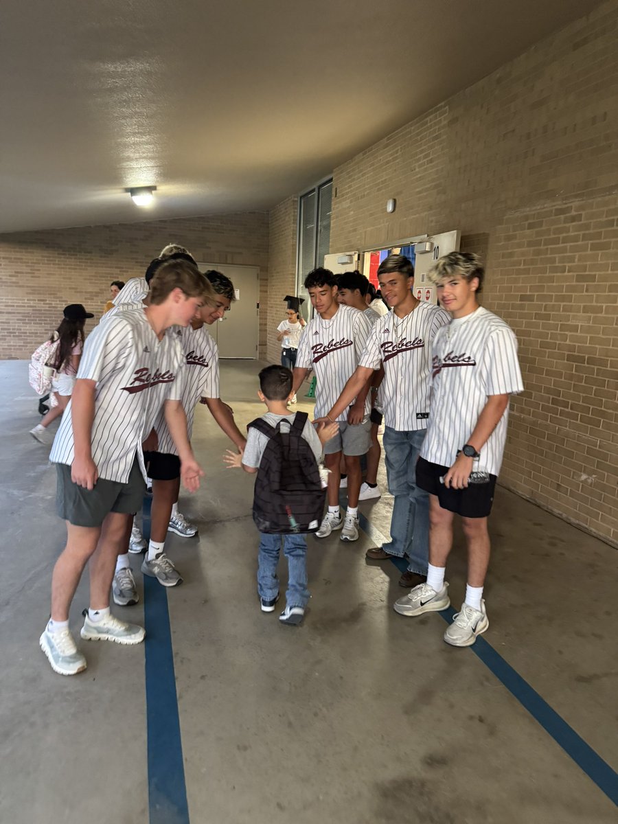 LHSRebsBaseball's tweet photo. Rebel Baseball met up at Rusk Elementary this morning to help welcome students to school - High fives and smiles! We hope everyone has a great week! https://t.co/PppcxeSAkc