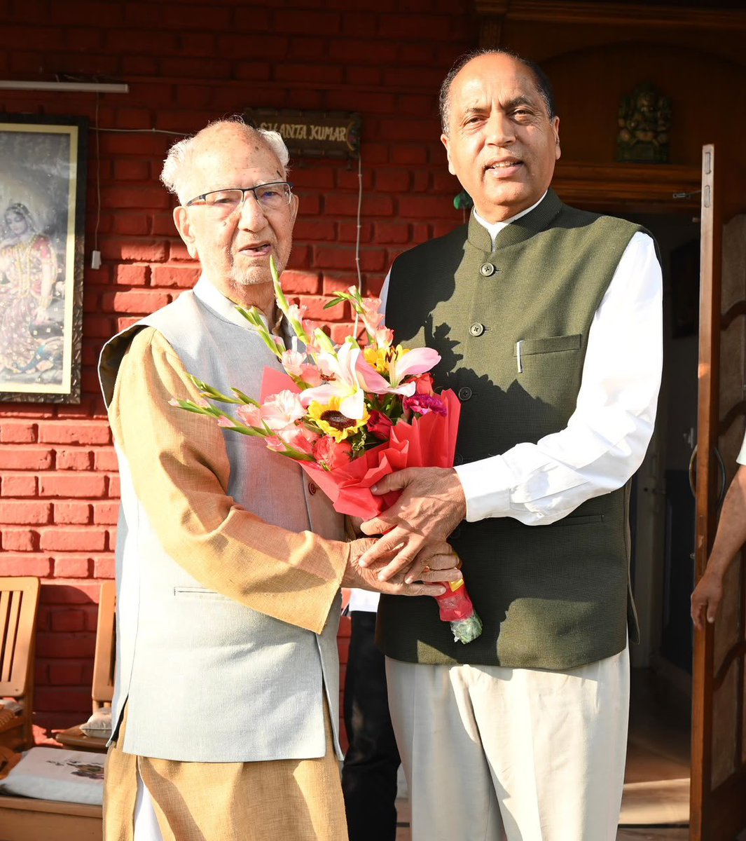 jairamthakurbjp's tweet photo. आज पालमपुर में भारतीय जनता पार्टी के वरिष्ठ नेता एवं पूर्व मुख्यमंत्री श्री शांता कुमार जी से शिष्टाचार भेंट की।

इस अवसर पर उनसे आत्मीय संवाद हुआ और विभिन्न समसामयिक विषयों पर मार्गदर्शन प्राप्त किया। https://t.co/ZY50NDlhkS