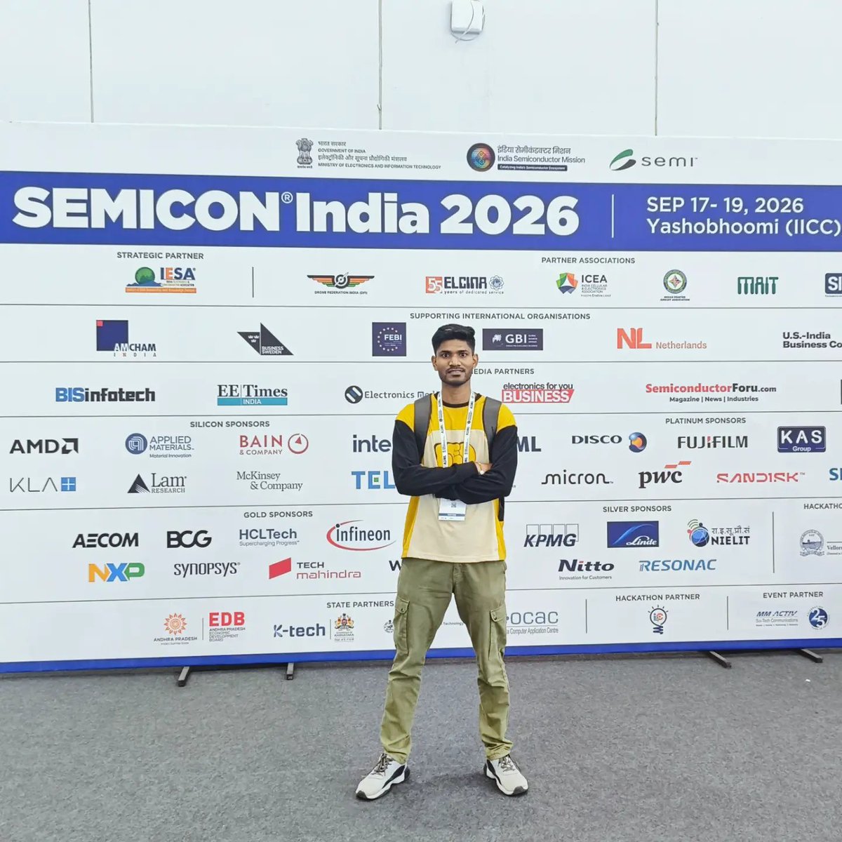 harshalsshende's tweet photo. SEMICON India 2026 | Semiconductor, DeepTech &amp; Future Technology  🇮🇳

SEMICON @SemiconIndia 2026 brought together a wide spectrum of technologies — from "Made In India" chip design and semiconductor manufacturing to robotics manufacturing.

#SEMICONIndia2026 #SemiconductorIndia https://t.co/7mQB0hldrz