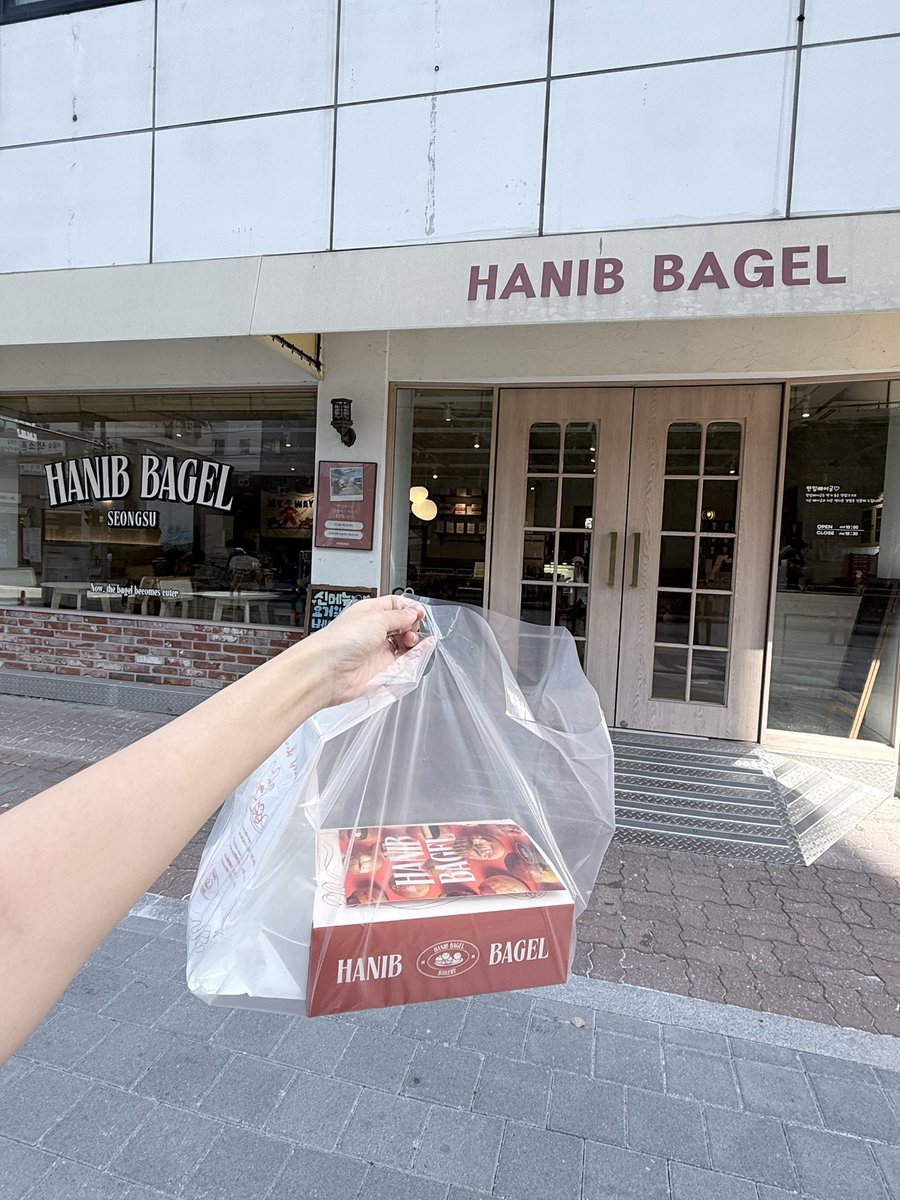 onlywin_cospa's tweet photo. ソウルの森にある一口ベーグル専門店🥯PR

ひと口サイズで、甘い系からしょっぱい系まで全23種類🙌
小さいのに具材もしっかり入ってて、いろんな味をちょっとずつ食べられるの楽しい✨
韓国の芸能人もたくさん訪れてるみたいで、店内にはサインもずらり👀
#一口ベーグル #ベーグル #韓国 #聖水カフェ https://t.co/KVyq0f5ZGA