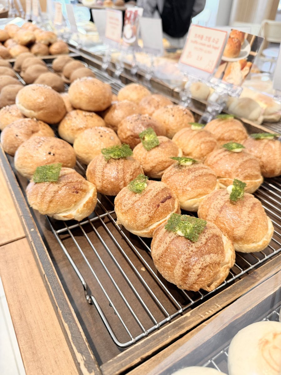 onlywin_cospa's tweet photo. ソウルの森にある一口ベーグル専門店🥯PR

ひと口サイズで、甘い系からしょっぱい系まで全23種類🙌
小さいのに具材もしっかり入ってて、いろんな味をちょっとずつ食べられるの楽しい✨
韓国の芸能人もたくさん訪れてるみたいで、店内にはサインもずらり👀
#一口ベーグル #ベーグル #韓国 #聖水カフェ https://t.co/KVyq0f5ZGA