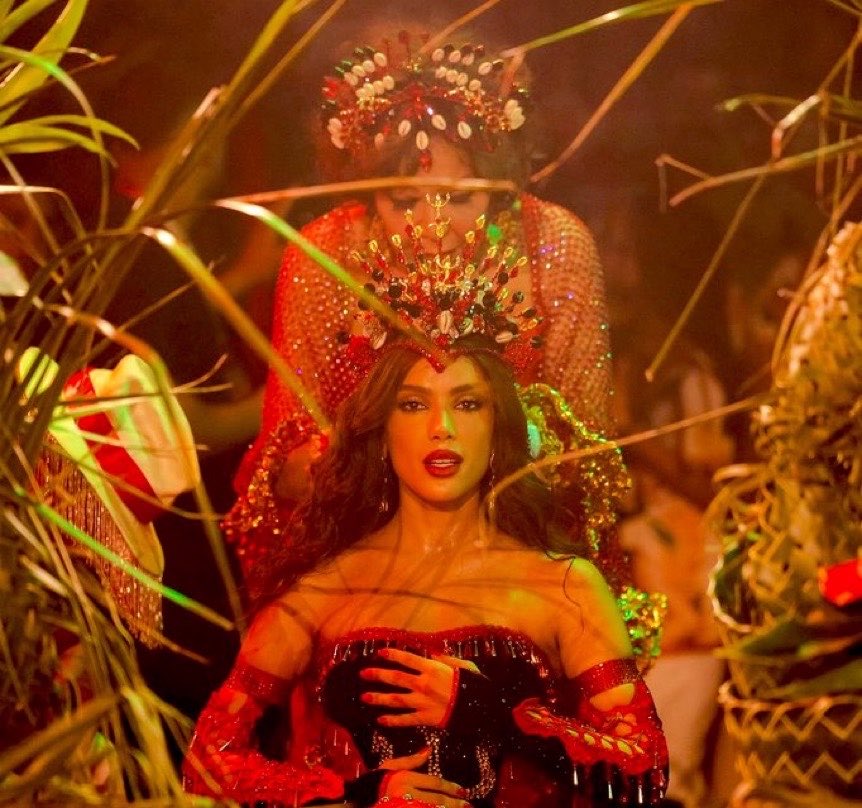 brasilpopcharts's tweet photo. Maquiador de Ludmilla joga shade para Anitta em comentário no Instagram e logo em seguida apaga comentário:

‘vão ter que comer muito arroz e feijão pra chegar nesse samba aí’ https://t.co/yYbVXrsDep