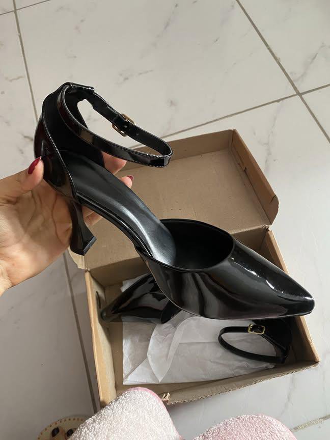 Danibruny's tweet photo. Julgo muito quem paga R$300 em UM scarpin… ��

Eu comprei esse pela internet por R$69 e, sinceramente? Olha esse resultado! 😍
Lindo demais! O que vocês acharam? 👠✨ https://t.co/xXZp12tHiE