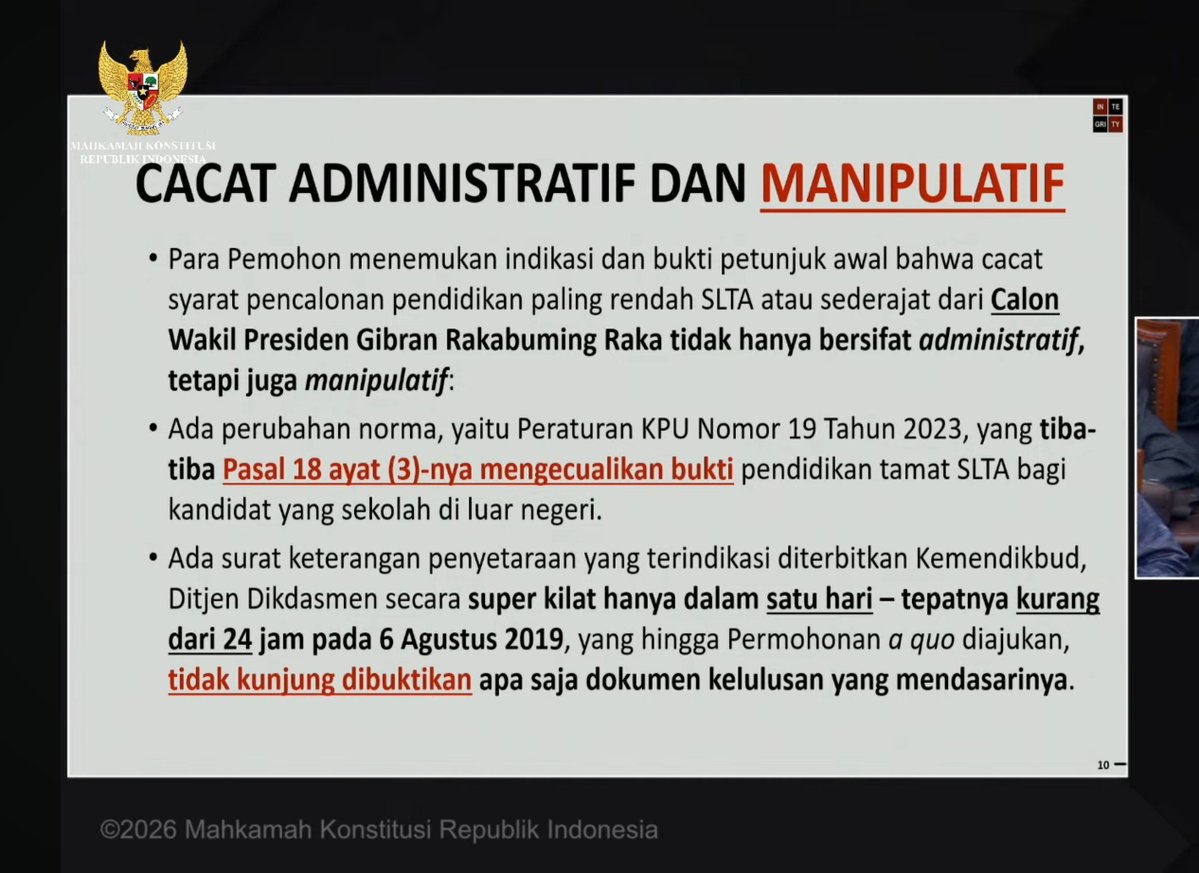 arifbalikpapan1's tweet photo. Menurut Pemohon: 
Pencalonan Gibran Cacat Administratif dan Manipulatif, salah satunya: 

Ada perubahan norma, yaitu Peraturan KPU Nomor 19 Tahun 2023, yang tiba-tiba Pasal 18 ayat (3)-nya mengecualikan bukti pendidikan tamat SLTA bagi kandidat yang sekolah di luar negeri.

Pemohon menganggap pasal tersebut adalah pasal "selundupan"

- Kok seperti "pas" untuk kepentingan satu nama 🤭