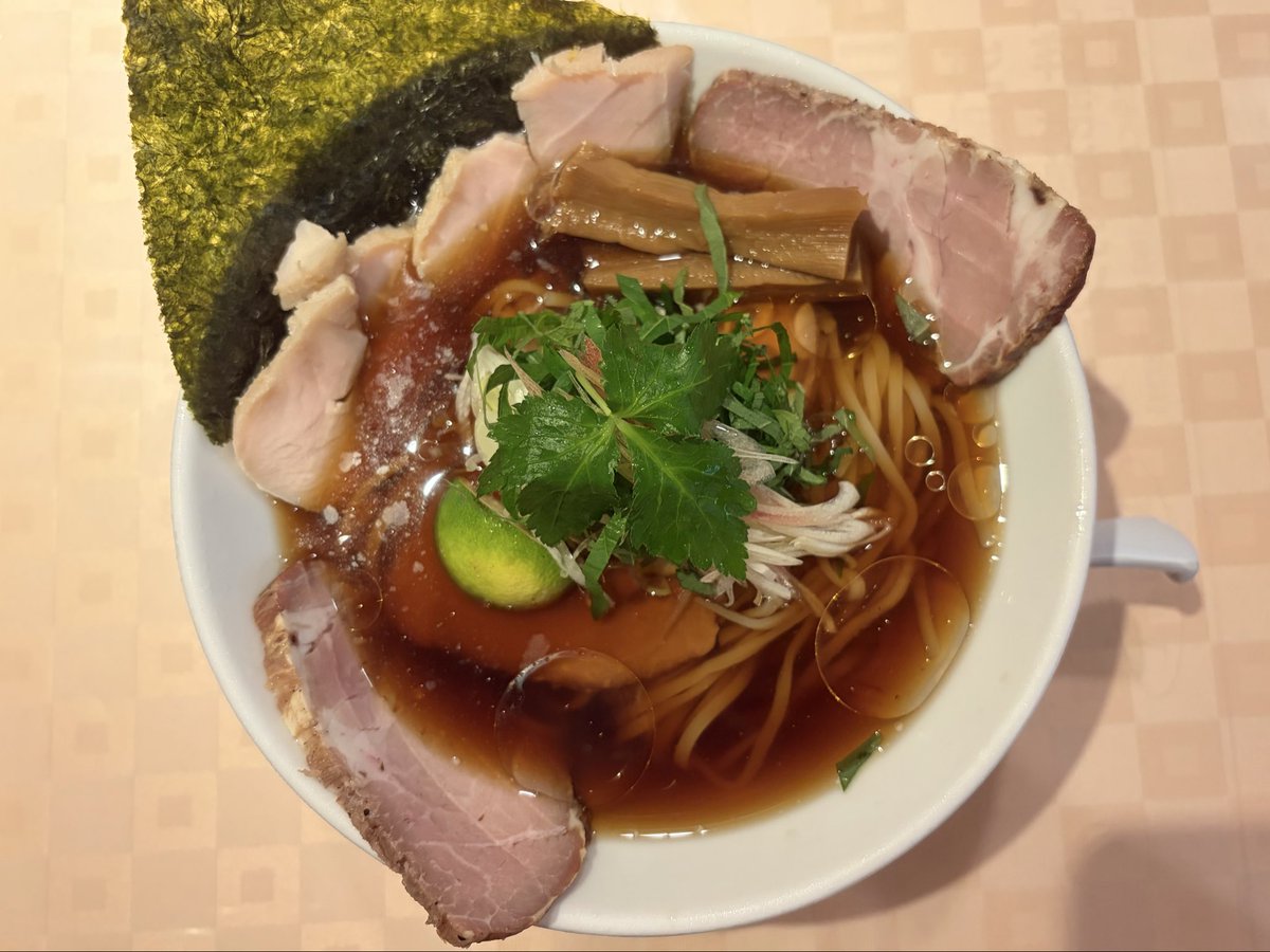 terrahydor's tweet photo. 冷やし追い鰹中華
チャーシュー
1600円
@らぁ麺蒼空

山椒に続き納豆も逃しちゃった😭やはり限定全てを追うのは難しい💨
ところで平子中華そばはいつまでなんだろう🤔10月リニューアルならそろそろ食べ納めとかなきゃ💦
今回は久々に気温が上がって冷やし日和☀️美味しかった😋
ごちそうさまでした✨✨ https://t.co/RzqhKzZ4nR