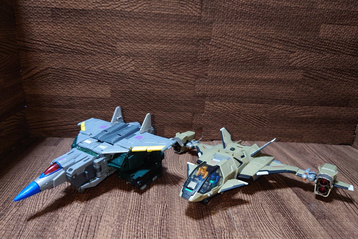 7MRkmBMq1ujYq3s's tweet photo. 「……あんな骨董品どっから引っ張り出してきたんだ……？」

＃ダイアクロン
＃トランスフォーマー https://t.co/hVRt4UfeQu