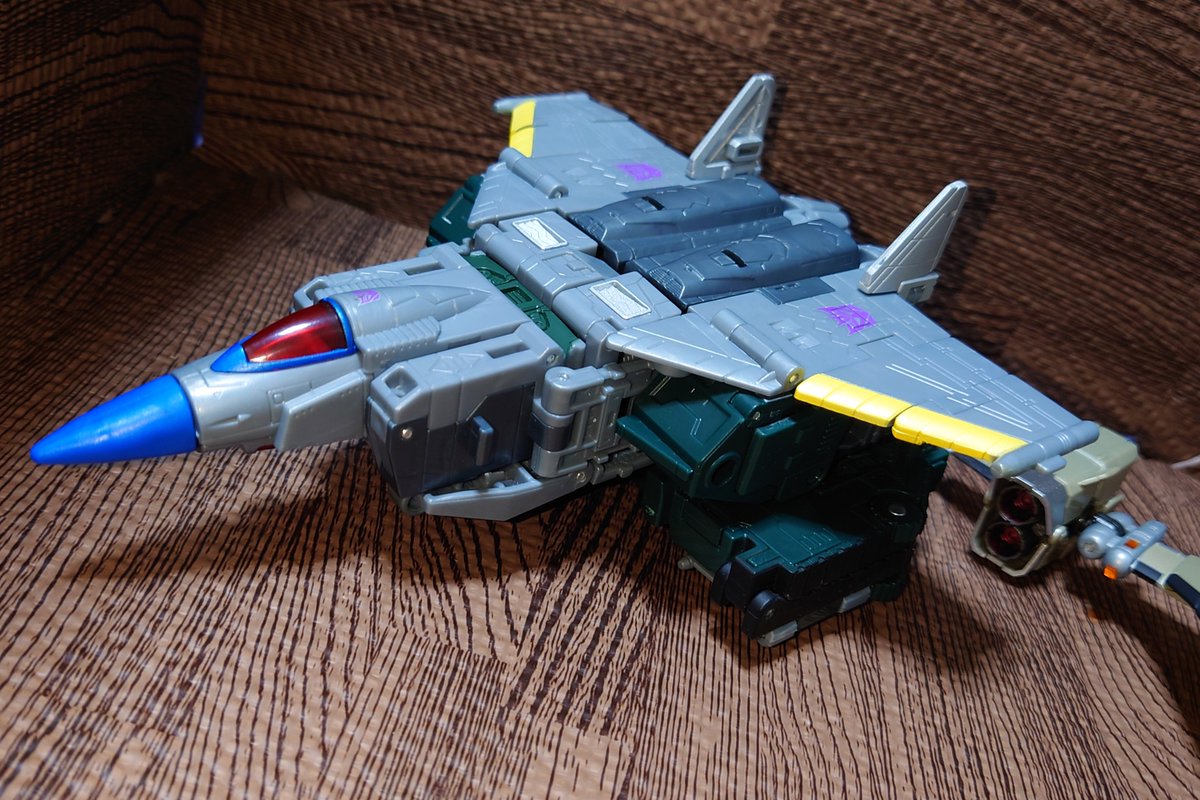 7MRkmBMq1ujYq3s's tweet photo. 「……あんな骨董品どっから引っ張り出してきたんだ……？」

＃ダイアクロン
＃トランスフォーマー https://t.co/hVRt4UfeQu