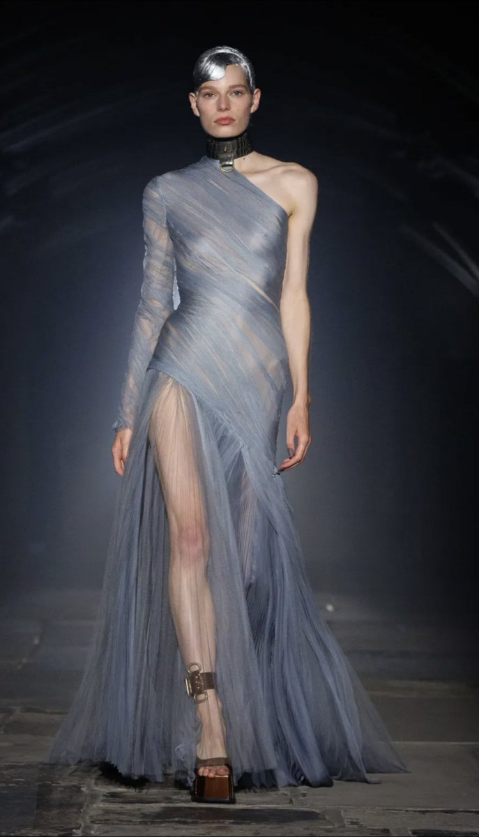 rosev1207's tweet photo. McQueen: Spring 2027 RTW London FW Collection https://t.co/yXFW1NgPZj