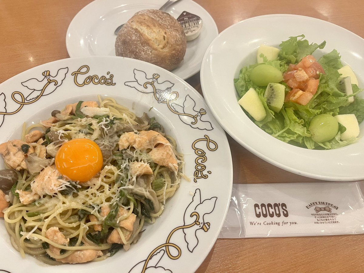 KOMAhappygiving's tweet photo. 【何食べたっけｍｅｍｏ】
・トリュフ香るサーモンときのこの
　クリーム月見パスタ
・フルーツサラダ
　　シャインマスカット
・石窯パン
・舞茸のフリット
　 〜トリュフ塩＆レモン〜
・魚介とブロッコリーのアヒージョ

いつもの店舗が改装中なので ココス 京都八幡店 で晩ゴハン。
月グルメをメインにオーダー。
秋を満喫。

#ココス #八幡市 #欽明台 #ファミレス #パスタ #麺食い #晩ゴハン